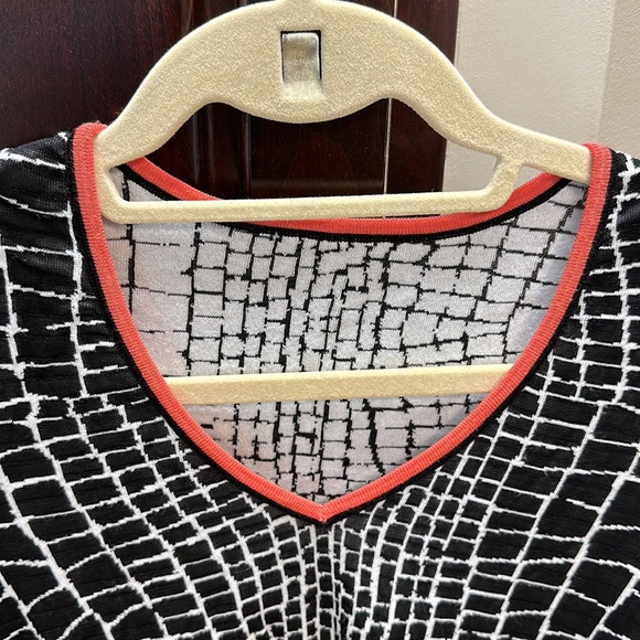 Women’s top. V-neck. Reversible. - Picture 2 of 5